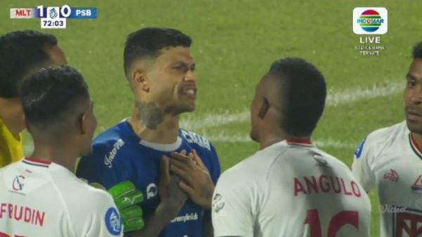 KODE CIRO ALVES - Potret Ciro Alves berdiskusi sejenak dengan para pemain Malut United seusai mendapatkan kartu merah dan Persib Bandung gagal juara di pekan ke-31 Liga 1 2024/2025 di Stadion Kie Raha, Ternate, Maluku Utara.