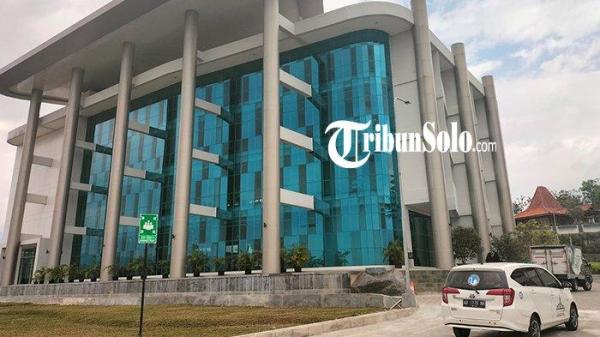 SEKOLAH VIRAL - Suasana Sekolah Berasrama Al Azhar Internasional Islamic Boarding School di Jalan Solo-Tawangmangu, Kecamatan Karangpandan, Kabupaten Karanganyar, beberapa waktu lalu. Program studi wisata ke Eropa untuk pelajar Al Azhar International Islamic Boarding School (Al Azhar IIBS) yang berada di Kecamatan Karangpandan, Kabupaten Karanganyar sempat viral di media sosial.