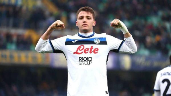 QUATTRICK - Mateo Retegui melakukan perayaan setelah mencetak gol ke gawang Hellas Verona di pertandingan giornata 24 Liga Italia, Sabtu (9/2). Retegui mencetak quattrick atau empat gol dan membawa Atalanta menang 5-0 atas Hellas Verona. (Laman resmi Atalanta).