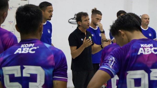 Para penggawa Persib Bandung saat mendengar arahan dari Luis Milla.