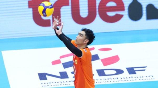 AKSI DONI HARYONO - Doni saat beraksi bersama Nakhon Ratchasima di Liga Voli Thailand melawan PSNKK Club di Aula PKS Mall Life Store Bang Khae Bangkok, Minggu (2/3/2025).