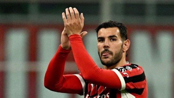 Bek AC Milan asal Perancis, Theo Hernandez, menyapa para penggemar saat meninggalkan lapangan pada laga Serie A Italia antara AC Milan dan Lecce di stadion San Siro di Milan, pada 27 September 2024.(AFP/GABRIEL BOUYS)