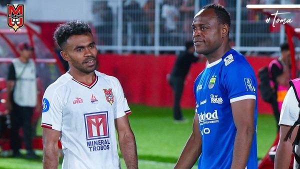MALUT UNITED VS PERSIB BANDUNG - Pemain Malut United, Yalob Sayuri (kiri) dan pilar senior Persib Bandung, Victor Igbonefo (kanan).
