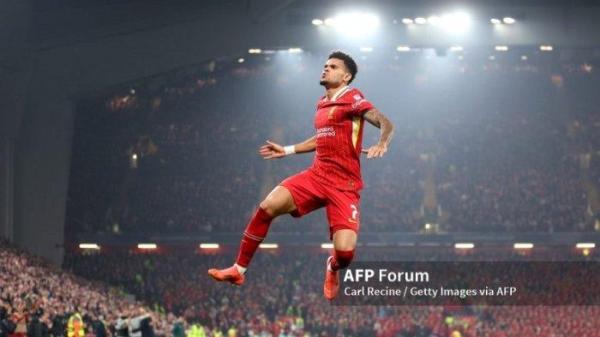 Luis Diaz dari Liverpool merayakan gol pertama timnya selama pertandingan Fase Liga Champions UEFA 2024/25 MD4 antara Liverpool FC dan Bayer 04 Leverkusen di Anfield pada 05 November 2024 di Liverpool, Inggris. (Foto oleh Carl Recine/Getty Images)