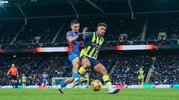 Aksi gelandang Manchester City, Matheus Luiz saat melawan Crystal Palace pada pekan ke-15 Liga Inggris, Sabtu (7/12/2024) malam WIB.