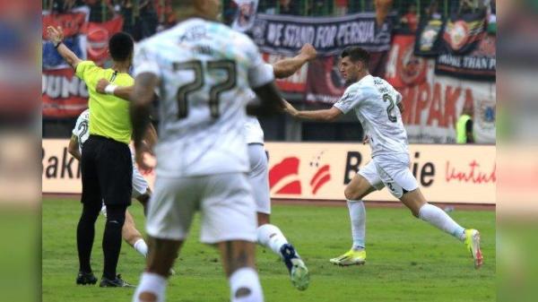 SELEBRASI NICK - Selebrasi Nick Kuipers setelah mencetak gol ke gawang Persija Jakarta. Persib Bandung berhasil bangkit di laga tersebut dan memaksakan hasil imbang 2-2.
