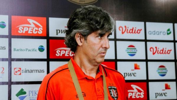 Pelatih Bali United, Stefano Cugurra alias Teco di sesi konferensi pra laga ketika melawan Madura United.