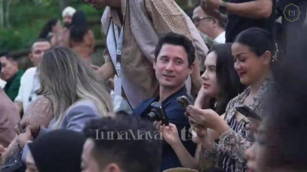 PERNIKAHAN LUNA MAYA - Nino Fernandez dan Steffi Zamora hadiri momen akad nikah Luna Maya dan Maxime Bouttier. Rabu (7/5/2025).