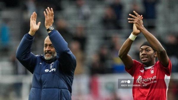 Manajer Nottingham Forest asal Portugal Nuno Espirito Santo (kiri) dan gelandang Nottingham Forest asal Swedia #21 Anthony Elanga bertepuk tangan di akhir pertandingan sepak bola Liga Utama Inggris antara Newcastle United vs Nottingham Forest di St James' Park di Newcastle-upon-Tyne, timur laut Inggris pada 26 Desember 2023. Nottingham Forest menang 3 - 1 melawan Newcastle United. ANDY BUCHANAN / AFP