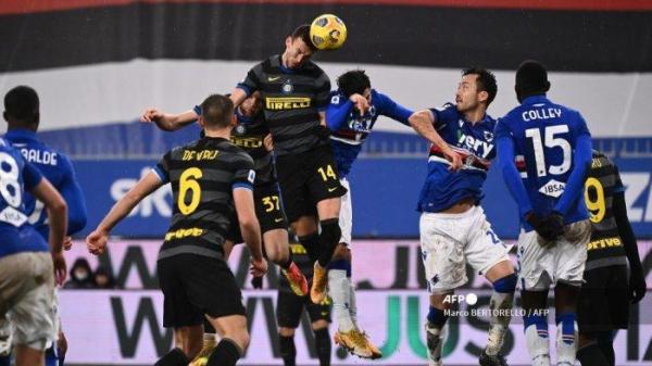 Gelandang Kroasia Inter Milan Ivan Perisic (Atas) melakukan sundulan selama pertandingan sepak bola Serie A Italia Sampdoria vs Inter Milan pada 6 Januari 2021 di Genoa.
Marco BERTORELLO / AFP