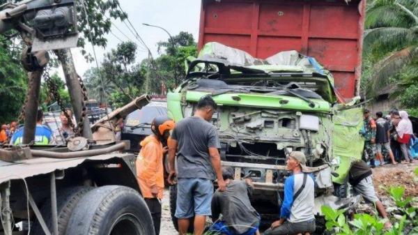 TRUK MAUT - Kondisi truk setelah mengalami kecelakaan di Tanjakan Ngangkruk, Desa Kalijambe, Kecamatan Bener, Kabupaten Purworejo, Jawa Tengah, Rabu (07/05/2025).
