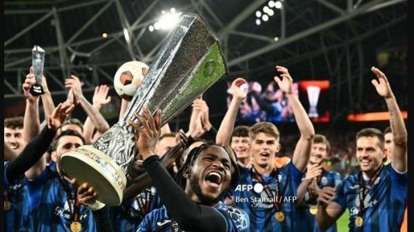 TIM ATALANTA: Pemain Atalanta Ademola Lookman mengangkat trofi juara Liga Europa berkat hattrick-nya saat Atalanta gilas Bayer Leverkusen pada final di Dublin (22/5/2024). 