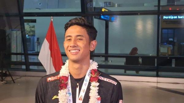 WAWANCARA ALWI FARHAN - Pebulutangkis tunggal putra Indonesia, Alwi Farhan saat diwawancarai setibanya di Bandara Soekarno-Hatta, Tangerang, Senin (5/5/2025). Tribunnews/Abdul Majid