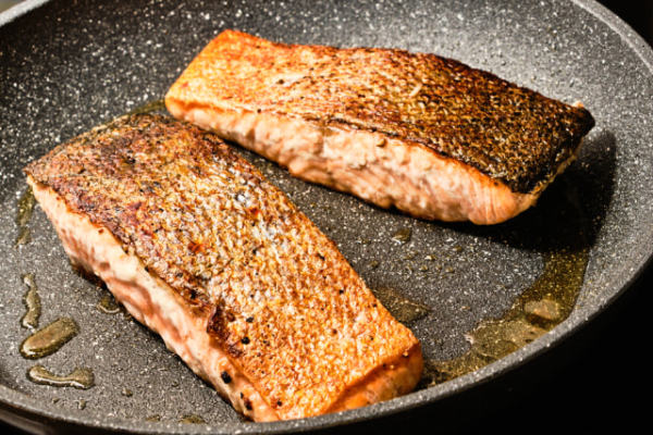Ilustrasi ikan salmon panggang. Foto:  Shutter Stock