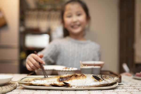 Ilustrasi anak makan ikan.  Foto: Shutterstock