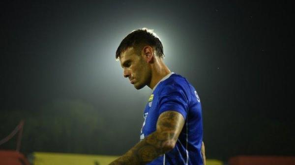 LATIHAN PERSIB - Gelandang Persib Bandung asal Spanyol Tyronne Del Pino berlatih di Stadion Haji Agus Salim Padang menjelang laga melawan tuan rumah Semen Padang, Minggu, 9 Maret 2025. (Website Persib Bandung - 21/3/2025)