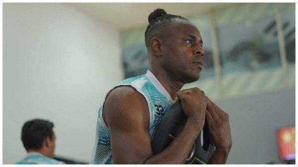Pemain naturalisasi Indonesia Victor Igbonefo sedang melakukan latihan gym bersama tim Persib Bandung jelang mengarungi pertandingan Liga 1 2023/2024.