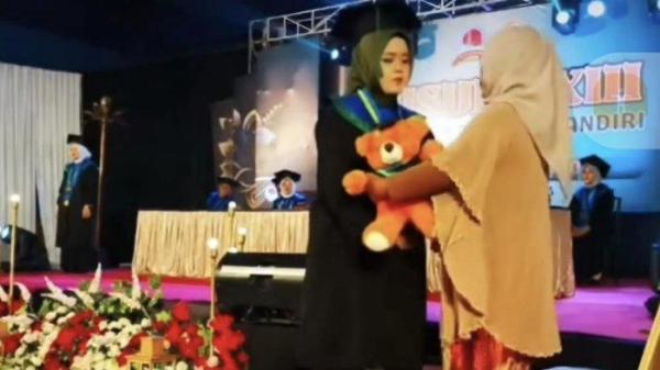 TANGKAPAN LAYAR, Ilustrasi video prosesi wisuda kelulusan siswa SMK Citra Bangsa Mandiri Purwokerto menjadi sorotan di media sosial TikTok karena ala perguruan tinggi, Minggu (11/5/2025). Dalam video tersebut, tampak para siswa mengenakan toga layaknya acara wisuda di perguruan tinggi.