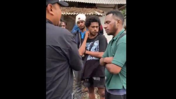 Screenshoot dari unggahan video viral adanya sekelompok mahasiswa Papua yang melakukan pengeroyokan dan penganiayaan terhadap sepasang suami istri. KRONOLOGI Suami Istri Dikeroyok Oleh Sekelompok Orang Di Bali, Korban Sempat Tegur 3 Mahasiswi Unud
