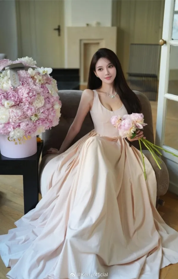 Huang Xiaomings model and influencer girlfriend, Ye Ke. Photo courtesy of her Weibo
