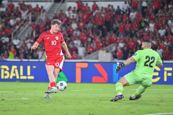 Momen penyerang Timnas Indonesia Ole Romeny menjebol gawang Bahrain yang dikawal Ebrahim Lutfala pada pertandingan lanjutan ronde ketiga Kualifikasi Piala Dunia 2026 Zona Asia, Selasa (25/3/2025) di Stadion Gelora Bung Karno Jakarta.