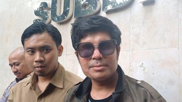 AGUS JUALAN BAJU - Agus Salim ditemani kuasa hukumnya di Polda Metro Jaya, Rabu (14/1/2025). Kini Agus Salim berjualan baju berdesain wajahnya sendiri, setelah gagal dapatkan uang donasi Rp1,3 miliar.