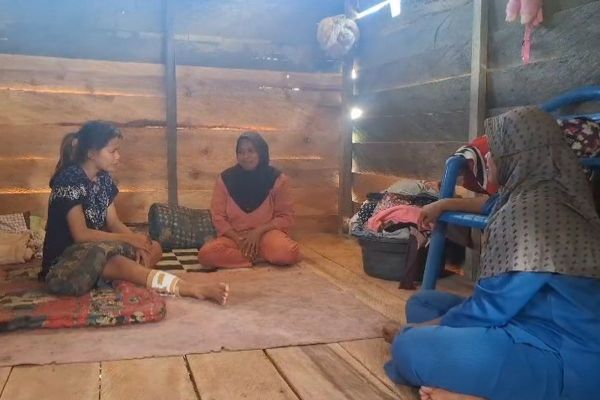 NASIB DIGIGIT ULAR - Seorang gadis remaja, asal desa Desa Komba-komba, kecamatan Kabangka, Kabupaten Muna, Sulawesi Tenggara, Wa Ode Aprilia (kiri) nyaris tewas diterkam ular piton sepanjang 7 meter, Senin (12/5/2025) lalu.