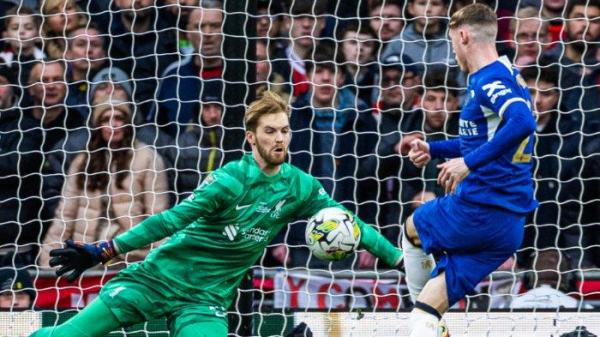 AKSI KIPER LIVERPOOL - Aksi Kiper Liverpool Caoimhin Kelleher menghalau tendangan pemain Chelsea Cole Palmer di Final Carabao Cup, Minggu (25/2/2024) malam WIB.