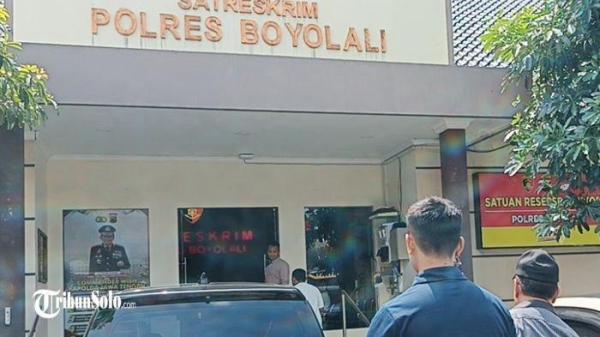 DUGAAN PENIPUAN KOPERASI - Nasabah Koperasi BLN saat mendatangi Polres Boyolali, Rabu (14/5/2025). Salah satu korban usai blak-blakkan tergiur dengan keuntungan 200 persen dalam kurun waktu 2 tahun.