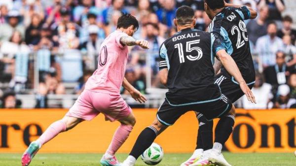 MENENDANG BOLA - Lionel Messi menendang bola pada laga Minnesota vs Inter Miami dalam lanjutan MLS di Allianz Field, St Paul, Amerika Serikat pada Minggu (11/5/2025) pagi WIB. (Foto diunduh dari X - 11/5/2025)