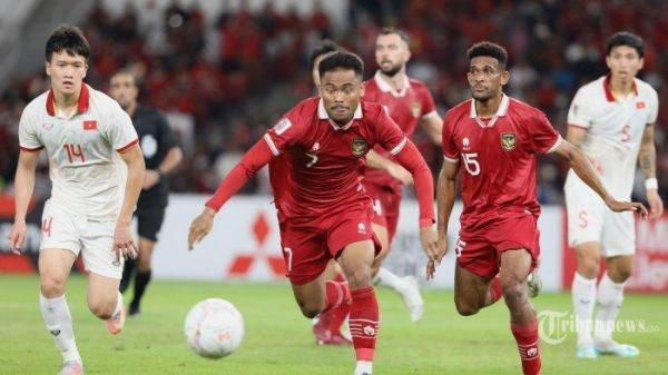 Pesepak bola Timnas Indonesia Saddil Ramdani berebut bola dengan pesepak bola Timnas Vietnam dalam pertandingan Semifinal Leg 1 Piala AFF 2022 di Stadion Utama Gelora Bung Karno (SUGBK), Jakarta, Jumat (6/1/2023).