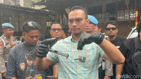Polisi menangkap 7 orang penagih utang (debt collector) di wilayah Depok. Dari ketujuh pelaku, dua orang di antaranya didapati membawa senjata api. (Devi P/detikcom)