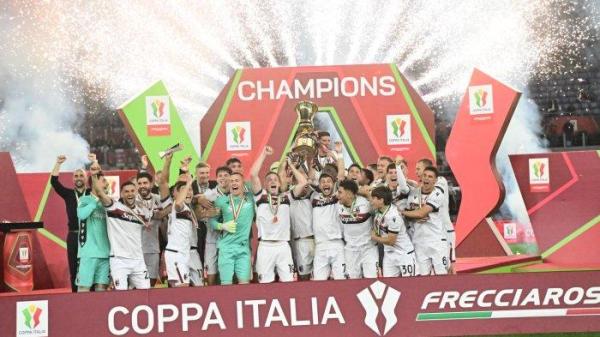 ANGKAT TROFI - Trofi Coppa Italia akhirnya jatuh ke tangan Bologna setelah mereka mengalahkan AC Milan di laga final di Stadio Olimpico, Roma, Kamis (15/5/2025).