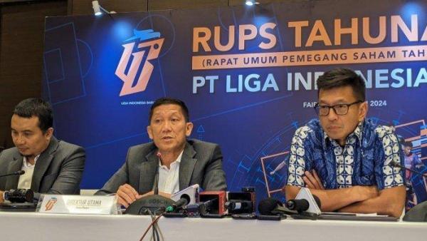Direktur Utama PT LIB, Ferry Paulus (Tengah) dalam konferensi pers RUPS PT LIB di Hotel Fairmont, Jakarta, Rabu (26/6/2024).