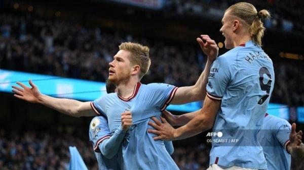 Gelandang Manchester City asal Belgia Kevin De Bruyne (kiri) merayakan gol pembukanya dengan penyerang Manchester City asal Norwegia Erling Haaland (kanan) selama pertandingan sepak bola Liga Utama Inggris antara Manchester City dan Arsenal di Stadion Etihad di Manchester, barat laut Inggris, pada April 26, 2023.