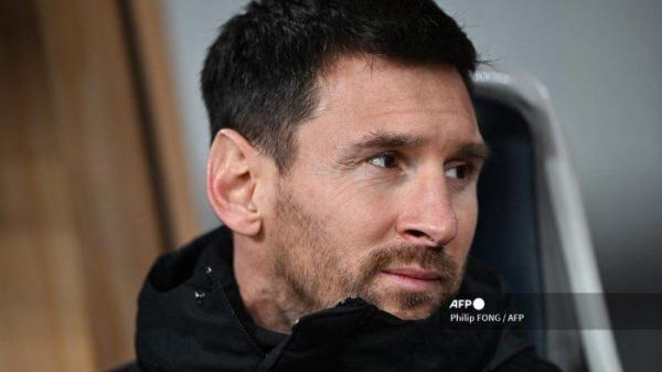 SOSOK MESSI - Penyerang Inter Miami, Lionel Messi duduk di bangku cadangan sebelum dimulainya pertandingan persahabatan melawan Vissel Kobe di Stadion Nasional pada 7 Februari 2024. (Foto arsip)