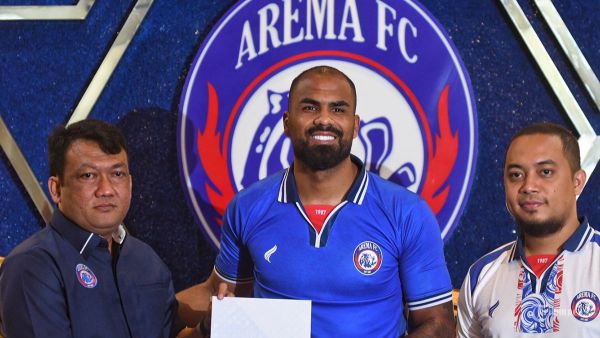 Pesepakbola, Thales Natanael Lira de Matos didampingi (tengah) didampingi Manajer Tim sepakbola Arema FC, Wiebie Dwi Andriyas (kiri), Manajer Bisnis Arema FC, Munif Bagaskara Wakid (kanan) saat diperkenalkan kepada awak media dalam rilis pemain asing baru tim sepakbola Arema FC di kantor Arema FC, Kota Malang, Jawa Timur, Senin (1/7/2024). Thales Lira pesepakbola asal Brazil menjadi bek asing baru tim sepakbola Arema FC untuk musim Liga 1 2024-2025.  SURYA/PURWANTO