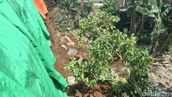 Sebanyak delapan makam di lahan pemakaman umum Batakal, Kelurahan Batutulis, Kota Bogor ambrol terbawa tanah yang longsor usai hujan deras. (M Sholihin/detikcom)