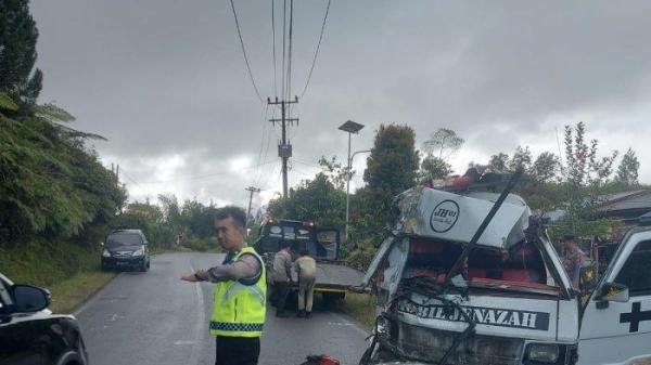 Personel lalu lintas Polres Humbang Hasundutan melakukan olah tempat kejadian perkara dan evakuasi mobil ambulans membawa jenazah kecelakaan, Kamis (15/5/2025). Akibat kejadian ini, sopir ambulans meninggal dunia dan 2 orang keluarga jenazah luka-luka.