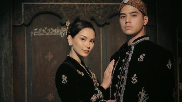 Al Ghazali dan Alyssa Daguise berpose mengenakan pakaian pengantin adat Jawa.