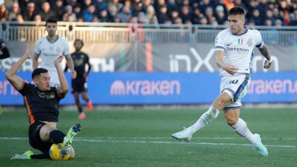 Aksi bek Venezia, Jay Idzes saat melakukan blok tembakan penyerang Inter Milan, Lautaro Martinez pada lanjutan pekan ke-18 Liga Italia, Minggu (12/1/2025) malam WIB.