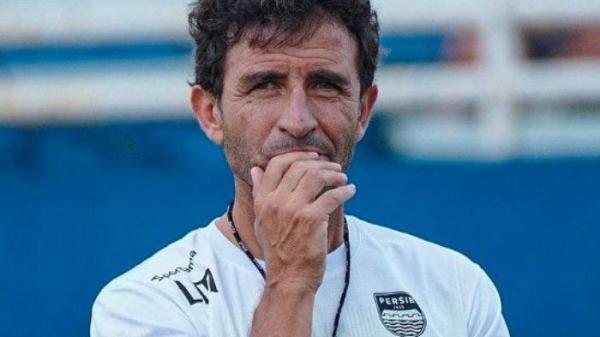 Luis Milla saat melatih Pesib Bandung.