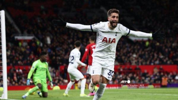 Gelandang Tottenham Hotspur Uruguay #30 Rodrigo Bentancur merayakan setelah mencetak gol kedua mereka selama pertandingan sepak bola Liga Premier Inggris antara Manchester United dan Tottenham Hotspur di Old Trafford di Manchester, barat laut Inggris, pada 14 Januari 2024.
