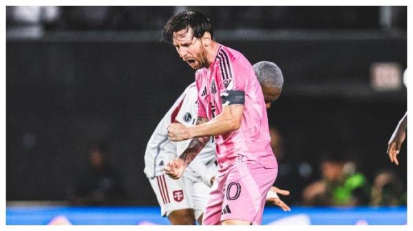 SELEBRASI MESSI - Penyerang Inter Miami melakukan selebrasi usai menjebol gawang Toronto FC pada lanjutan pekan ke-7 Major League Soccer (MLS) 2024/2025 di Stadion Chase, Senin (7/4/2025). (X Inter Miami - 7/4/2025)