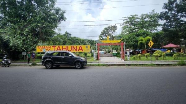TAMAN: Foto Taman Kota Tahuna, Kabupaten Kepulauan Sangihe, Sulawesi Utara, Jumat (16/05/2025). Banyak fasilitas bersantai