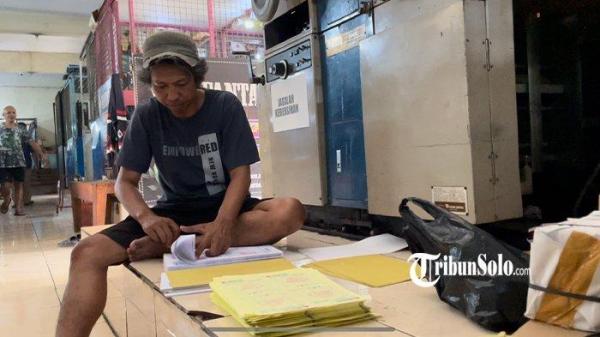 Salah satu pedagang, Agung Pelo saat ditemui di Pasar Kliwon Solo, Jawa Tengah, Selasa (22/4/2025).