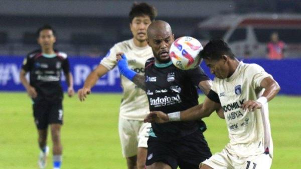 AKSI LAGA - Pemain Persib Bandung, David da Silva berebut bola dengan pemain Persita Tangerang, Muhammad Toha pada lanjutan Liga 1 2024-2025 di Stadion Gelora Bandung Lautan Api (GBLA), Kota Bandung, Jawa Barat, Minggu (22/12/2024).