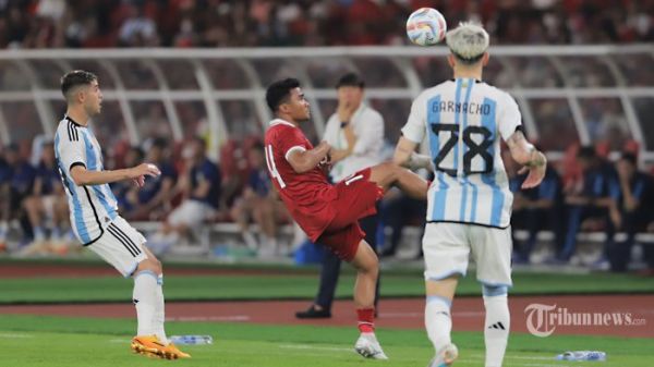 Pesepak bola Timnas Indonesia Asnawi Mangkualam mencoba membawa bola saat laga FIFA Matchday melawan Argentina di Stadion Utama Gelora Bung Karno, Jakarta, Senin (19/6/2023). Timnas Indonesia harus mengakui keunggulan Timnas Argentina dengan skor 2-0. TRIBUNNEWS/HERUDIN 