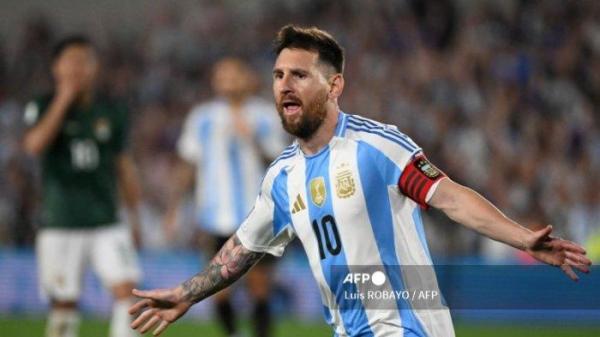 Pemain depan Argentina bernomor punggung 10 Lionel Messi merayakan golnya selama pertandingan kualifikasi Piala Dunia FIFA 2026 Amerika Selatan antara Argentina dan Bolivia di stadion Mas Monumental di Buenos Aires pada tanggal 15 Oktober 2024.
