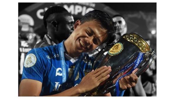 Potret Edo Febriansyah mendapatkan trofi Liga 1 Indonesia musim 2023/2024 saat berseragam Persib Bandung.